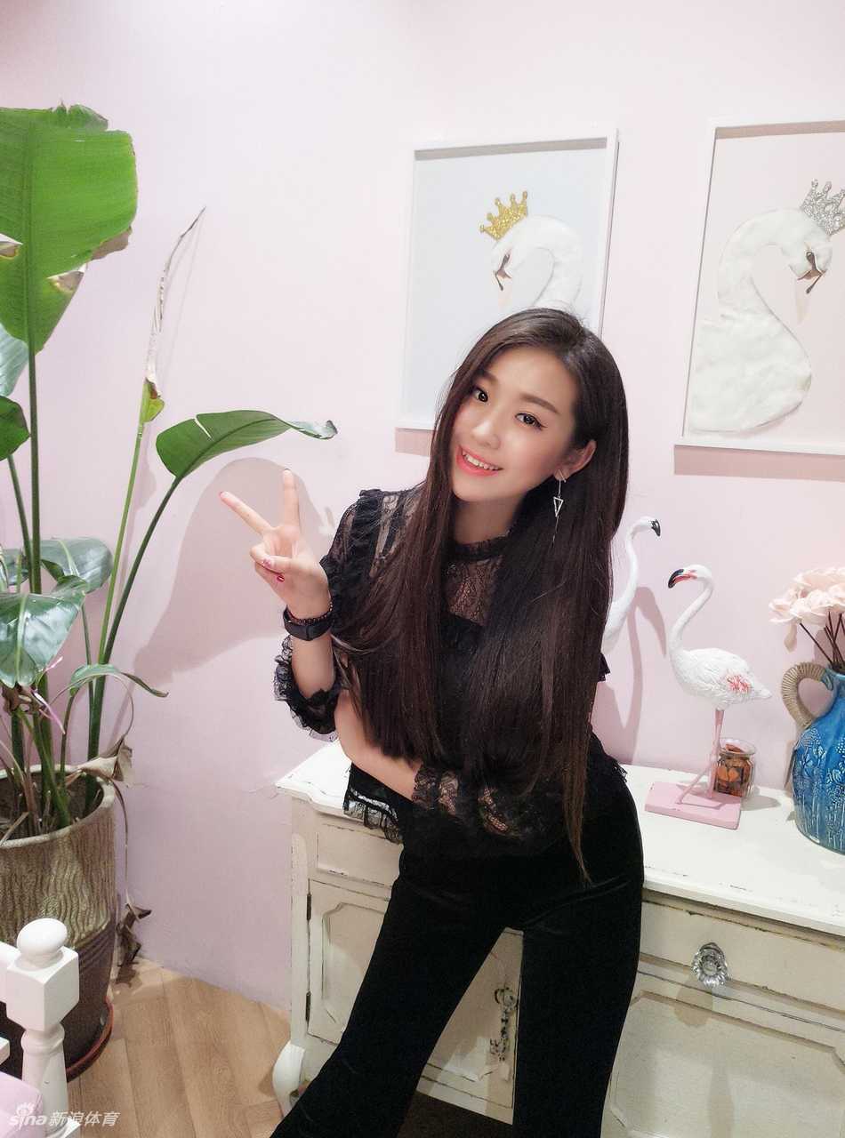 卷卷跳舞时眼神灵动，身姿轻盈如精灵