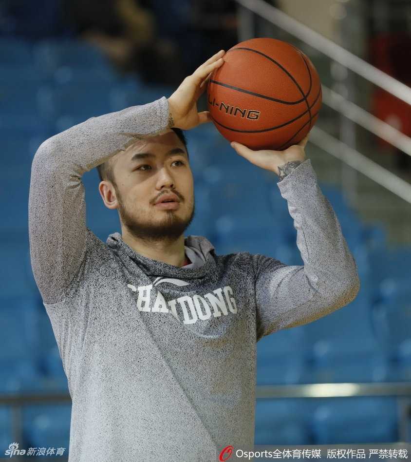 丁彦雨航在训练中展露灿烂笑容，张开双臂与队友紧紧相拥，兄弟情谊溢于言表