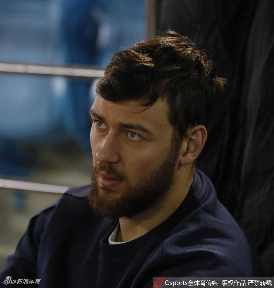 训练结束后丁彦雨航与队友亲切交谈，眼神中透露出对比赛的专注和对兄弟的信赖