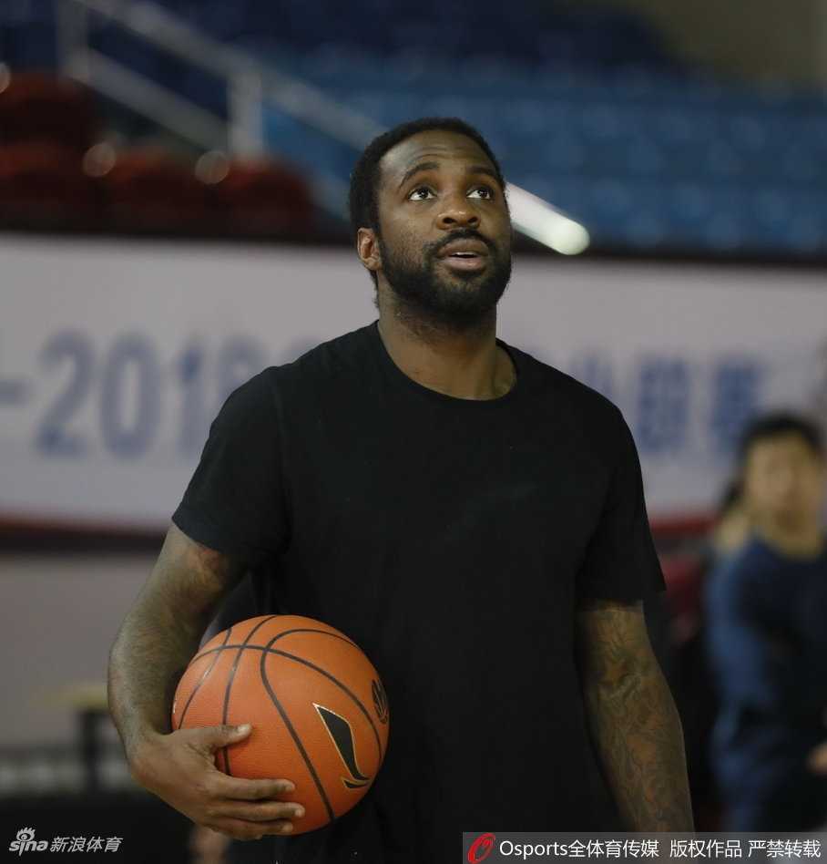 山东队训练氛围火热，丁彦雨航在人群中开怀大笑，展现出球队核心的亲和力