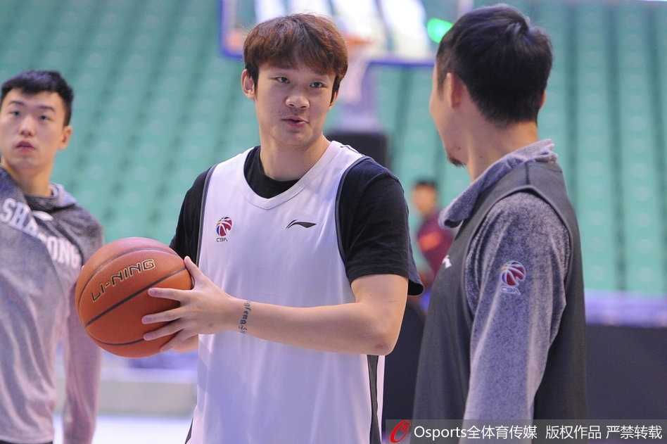 丁彦雨航三分线外干拔跳投，篮球划出完美弧线