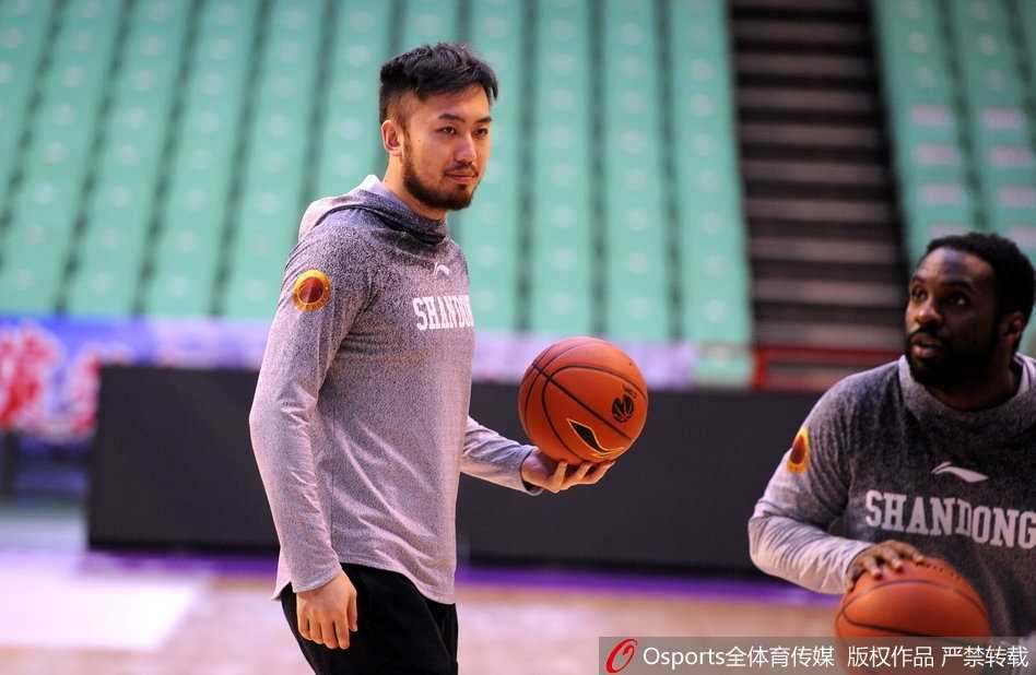 丁彦雨航完成投篮后握拳庆祝，自信满满