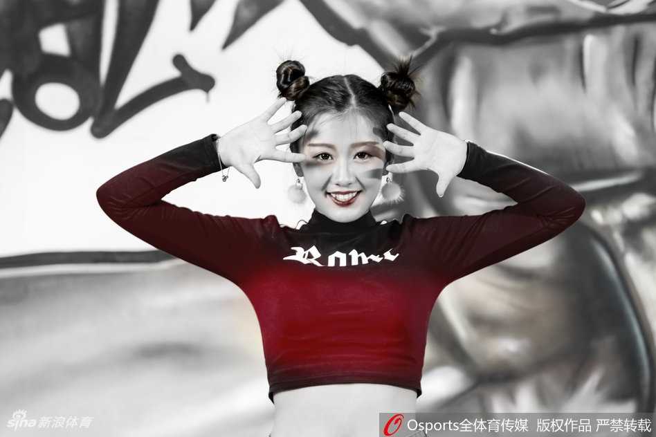 高雨桐手举篮球，认真神情与俏皮发型形成反差萌