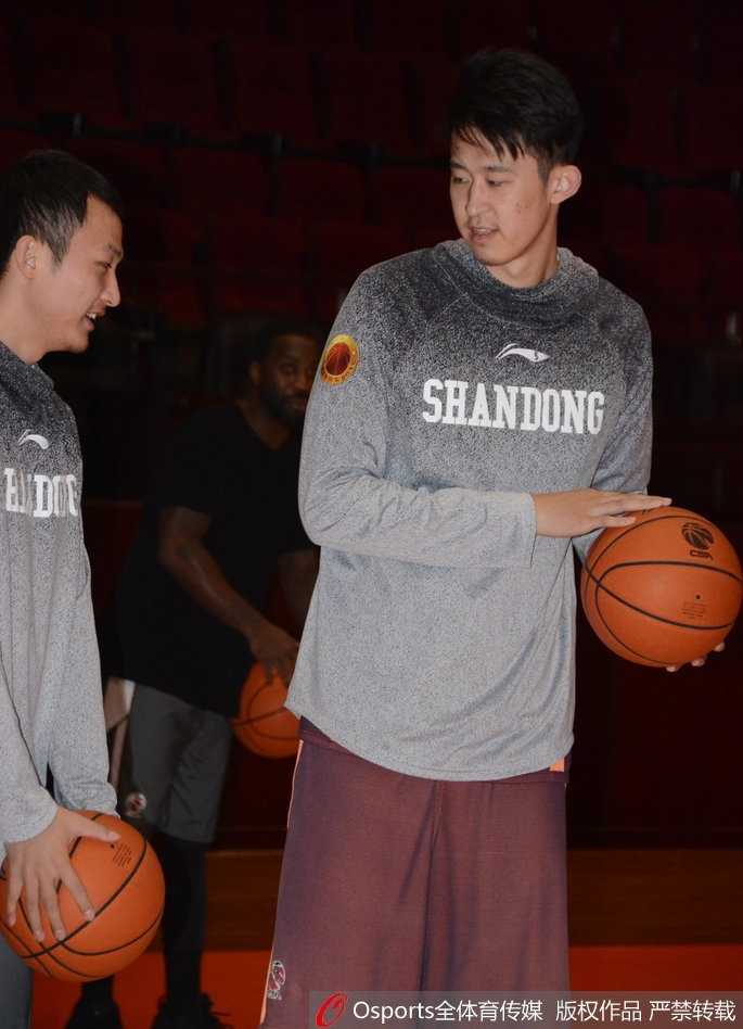 潘宁在内线卡位，肌肉线条分明，如同铁塔一般镇守禁区，为球队筑起坚固防线。