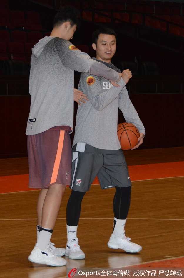 潘宁在力量房咬牙坚持，汗水浸透衣衫，用一次次极限挑战宣告内线新势力的崛起。