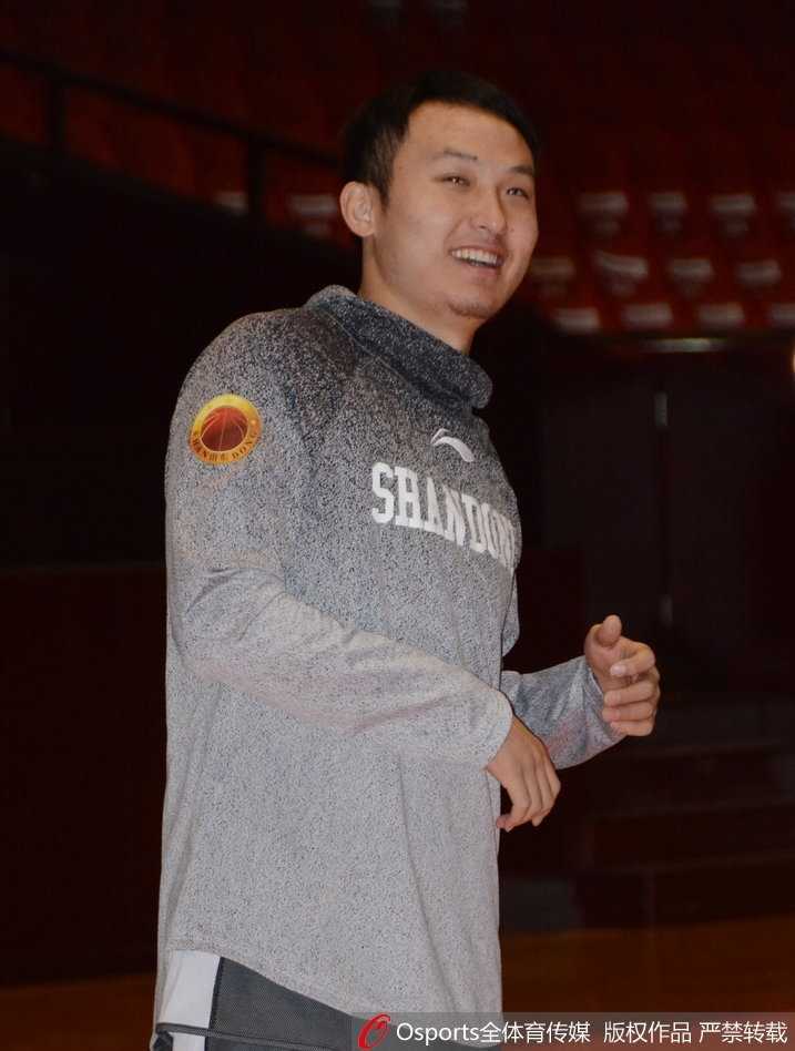 训练结束，全队围成一圈，王汝恒振臂高呼，潘宁击掌相庆，这一刻胜负已不再重要，团结就是力量。