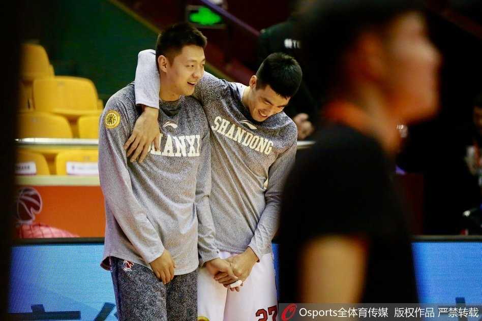 训练间隙，丁彦雨航坐在场边搞怪喝水，眼睛滴溜溜地转，似乎在盘算着下一个整蛊队友的点子