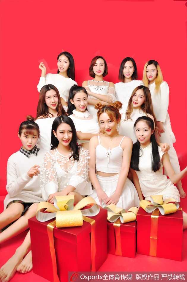 山东篮球宝贝炫舞团唯美写真，队员背对镜头展现优美背部线条，回眸一笑百媚生，修长身姿与雪白肌肤构成一幅动人画卷。