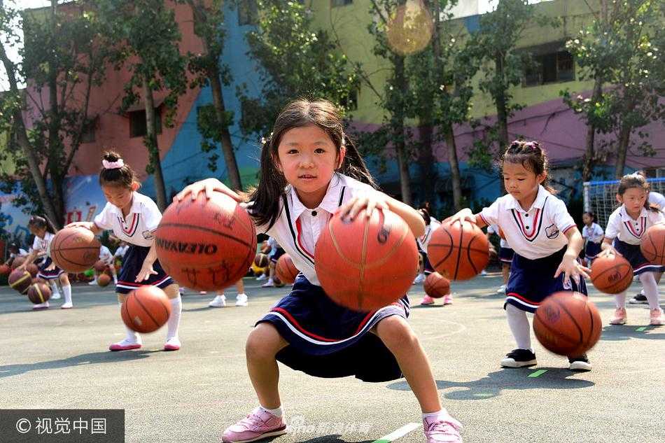 活动结束后，孩子们将篮球高高举过头顶，脸上洋溢着灿烂满足的笑容，展现了运动带来的纯粹快乐
