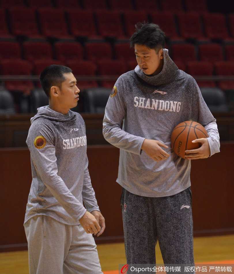 在球队训练间隙，丁彦雨航一时兴起模仿起了武术动作，夸张的表情和姿态瞬间逗乐了全场，连正在喝水的队友都忍不住驻足观看，脸上洋溢着抑制不住的笑容。