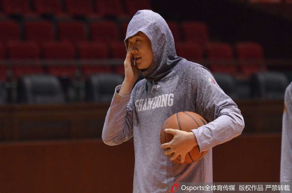 训练课结束后，心情大好的丁彦雨航与队友勾肩搭背地走向场边，此时的他不再是球场上那个冷血的杀手，而是团队中最受欢迎的开心果，这样的化学反应正是山东男篮争冠路上最宝贵的财富。