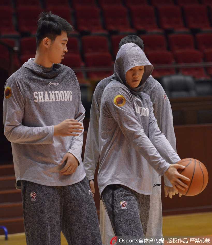 搞怪结束后的丁彦雨航，在接下来的投篮训练中立刻恢复了专注的神态，汗水浸湿了训练服，他一丝不苟地练习着每一个动作，眼神中透露出对胜利的渴望，这就是所谓的