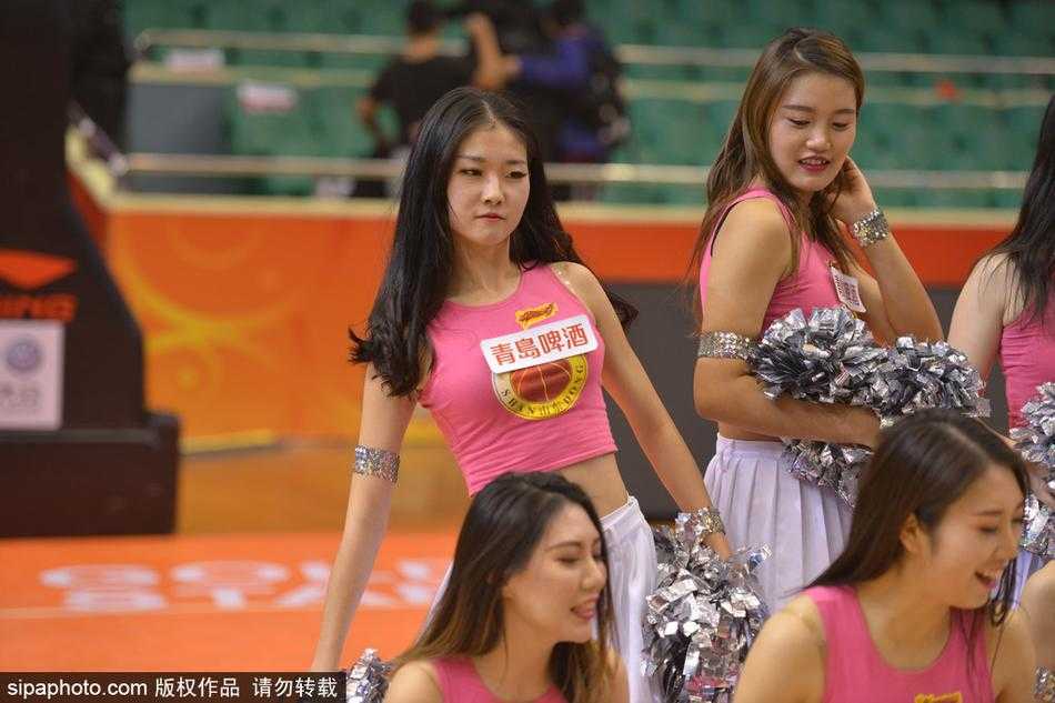 青春洋溢的篮球宝贝们在赛后聚集在场馆中央，她们高举手臂欢呼，脸上绽放出灿烂的笑容，仿佛一朵朵在冬夜绽放的鲜花，用活力驱散了济南的严寒。