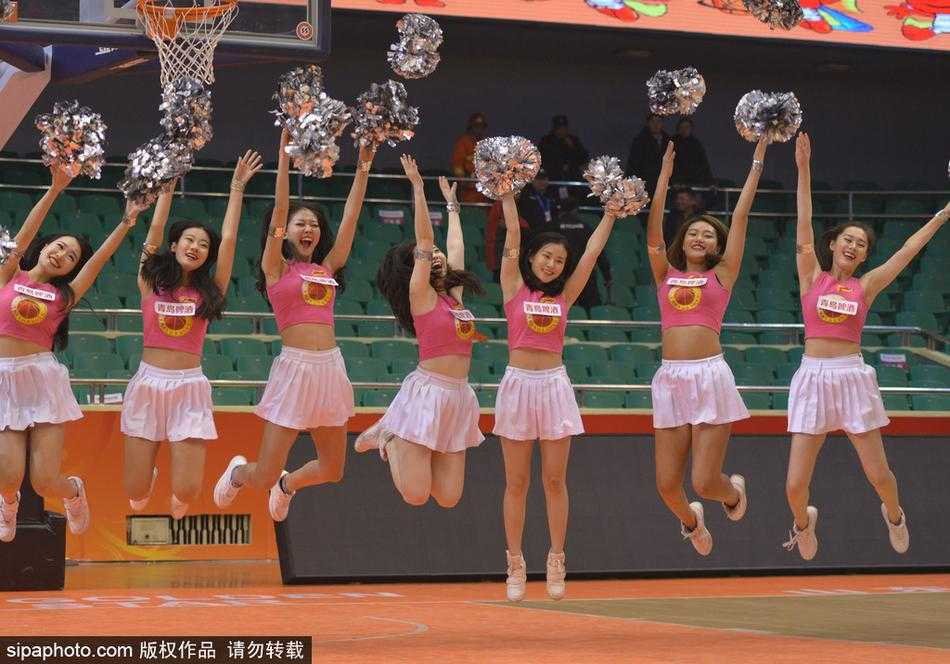 最后一张大合影，所有宝贝们紧紧靠在一起，对着镜头展现出最自信、最美丽的笑容。她们身后的山东高速主场，见证了一场辉煌的胜利，也记录下了这群女孩无悔的青春。