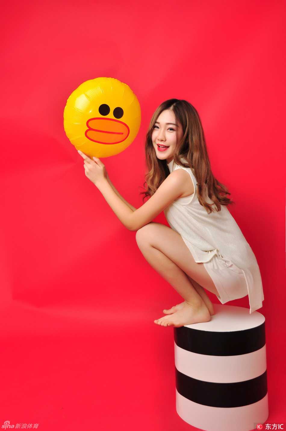 全体队员排成一列，白裙统一，美腿齐刷刷展现，她们手牵手向前奔跑，笑容灿烂，仿佛带着新年的希望冲向未来