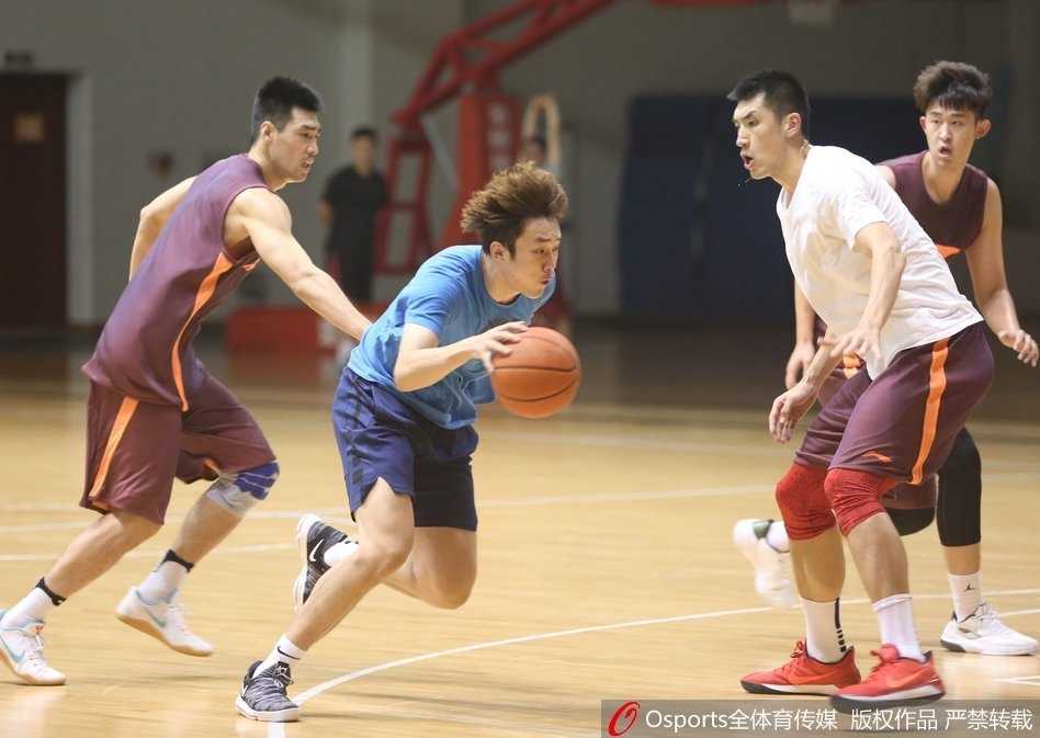 丁彦雨航在训练中如利刃般撕裂防线，完成一次漂亮的突破上篮。