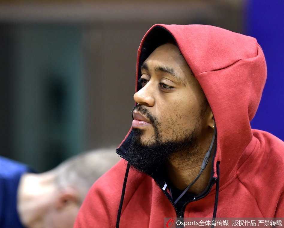 在山东高速大球馆明亮的灯光下，队长睢冉身披训练服目光如炬，他的回归为球队防守端注入了铁血意志