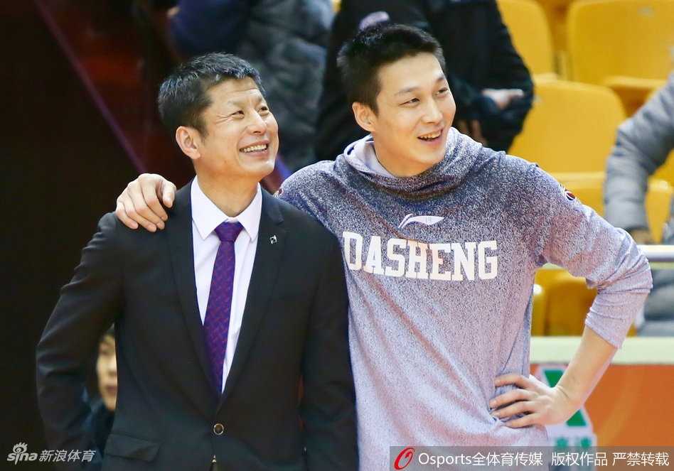 丁彦雨航在训练中背身单打，动作标准而充满力量，核心力量展现无遗，表情专注中带着一丝笑意。