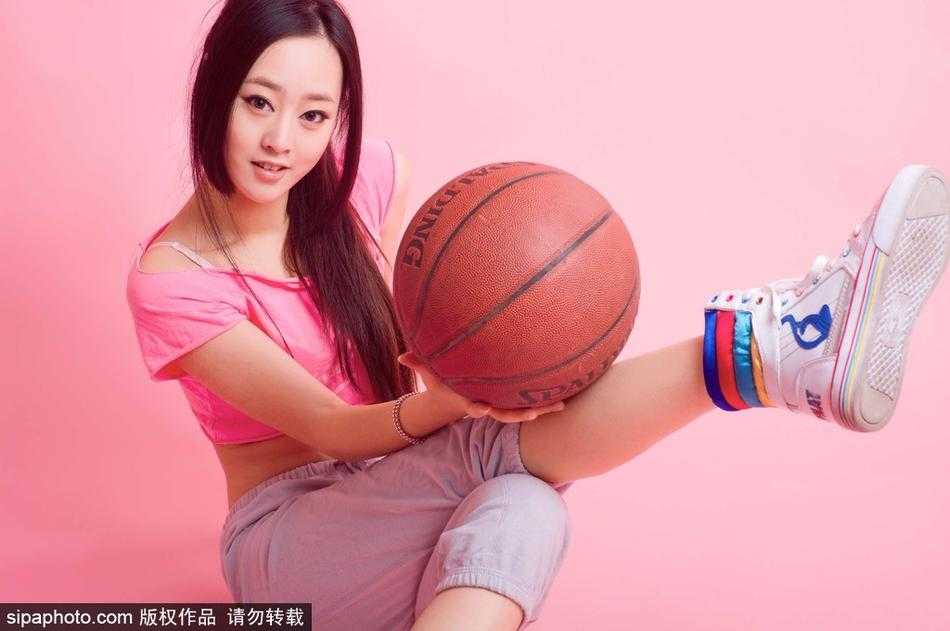 身着运动装的李昕瑶在球场上自信运球，动作娴熟流畅，眼神专注地盯着前方，浑身散发着属于运动少女的独特魅力与活力。