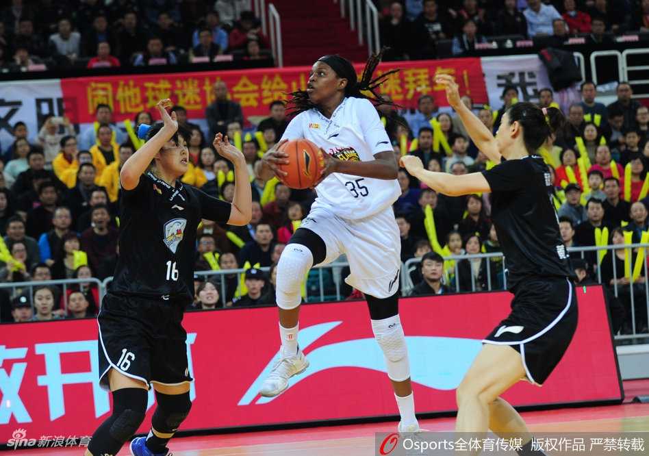山西队外援埃格博在防守端送出精彩大帽，篮球被扇飞的瞬间，她握拳怒吼，点燃了全场队友的防守热情