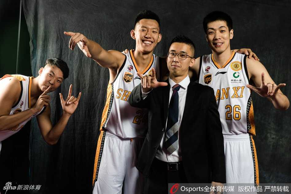 山西男篮外援斯科拉与詹宁斯并肩拍摄双人写真，两人神情专注而自信，斯科拉粗壮的麒麟臂格外显眼，詹宁斯则双手抱胸，眼神中充满对新赛季的期待。