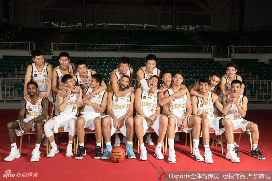 詹宁斯在镜头前完全释放了顽童天性，他双手比出摇滚手势，吐出舌头做鬼脸，搞怪表情与身旁一脸严肃的队友形成鲜明对比，瞬间让紧张的新赛季氛围变得欢乐起来。