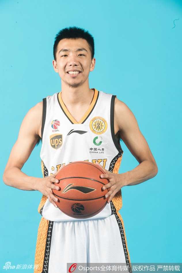 王磊、李敬宇、沙威剑三名锋线球员排列成三角队形，或叉腰或握拳，充满了战术执行力。李敬宇刚刚转投山西，他的到来不仅带来了精准的三分，更为球队的锋线轮转增添了厚重的砝码。