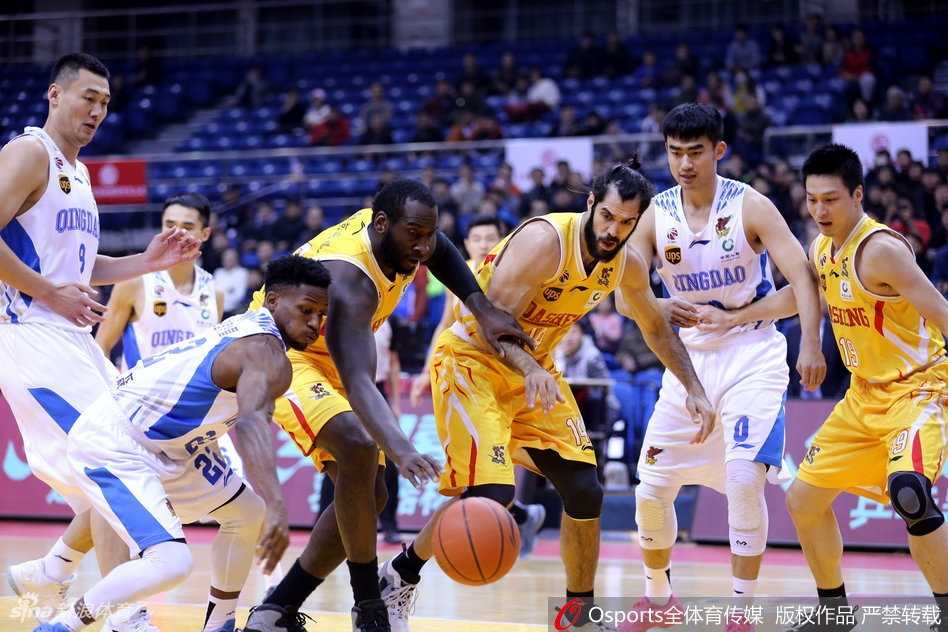 青岛主场球迷看台掀起人浪，热情如火挥舞手臂，为球队大胜欢呼雀跃