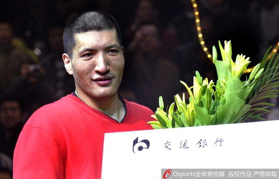 王仕鹏手握全明星MVP奖杯，面带自信微笑，身旁是他在比赛中精准无比的三分剑。