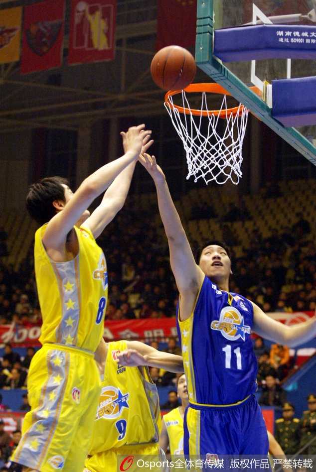 年轻的大巴巴特尔身披北方队战袍，肌肉线条分明，内线霸主之气一览无余。