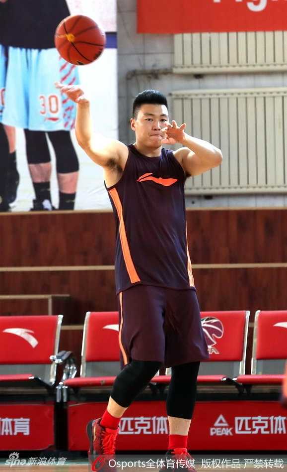 全队围成一圈，大家的手臂搭在一起，随着一声震天的加油声，汗水飞溅，这一刻团队的力量汇聚成一股不可战胜的洪流。