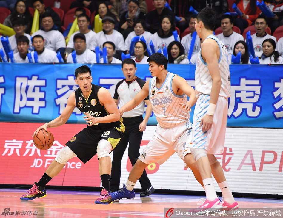 亚当斯如闪电般撕裂防线，在三人合围中将球高高抛起，周琦空中接力双手暴扣，点燃了整个球馆的激情。