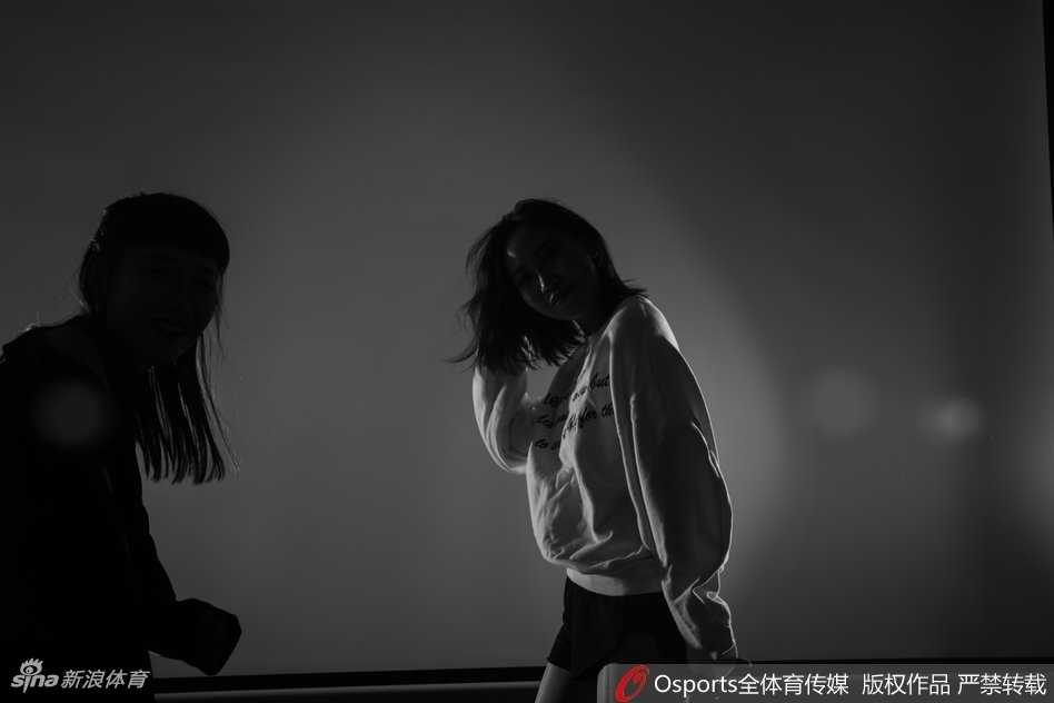 手持闪耀花球的啦啦队员，眼神坚定地望向远方，那里是即将到来的新赛季战场。