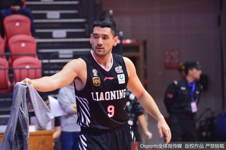辽宁队的年轻核心郭艾伦在热身中神态轻松，他正在进行拉伸练习，灵动的身姿预示着这位国产顶尖后卫即将在比赛中掀起快打旋风。