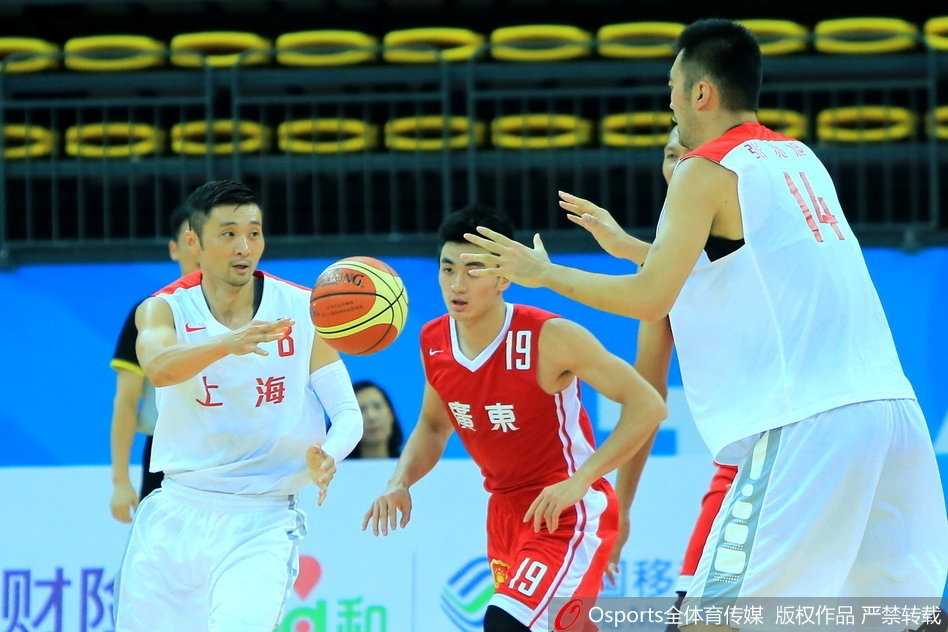 广东队长周鹏如利刃般强行突破，在空中与上海防守队员发生身体对抗后依然将球稳稳放入篮筐。