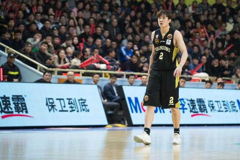 广厦外援福特森面对山东队的严防死守，以一记极具想象力的击地传球洞穿防线，篮球精准地穿越人群找到队友。