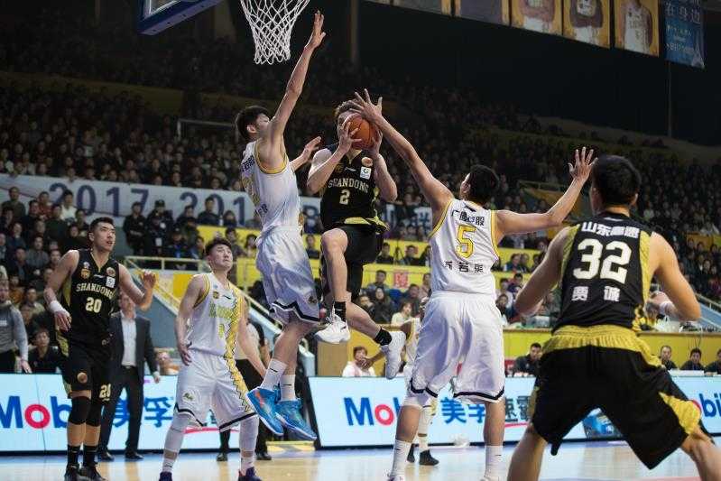 山东队核心丁彦雨航面对广厦队的严密防守，依然自信出手，皮球划过一道完美的弧线飞向篮筐，这一刻他就是球队最可靠的领袖。