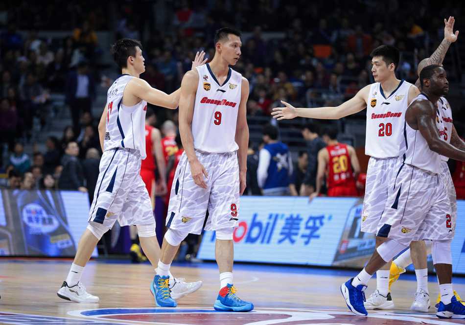 易建联迎着防守人腾空而起，单臂战斧式暴扣，篮筐仿佛都在颤抖