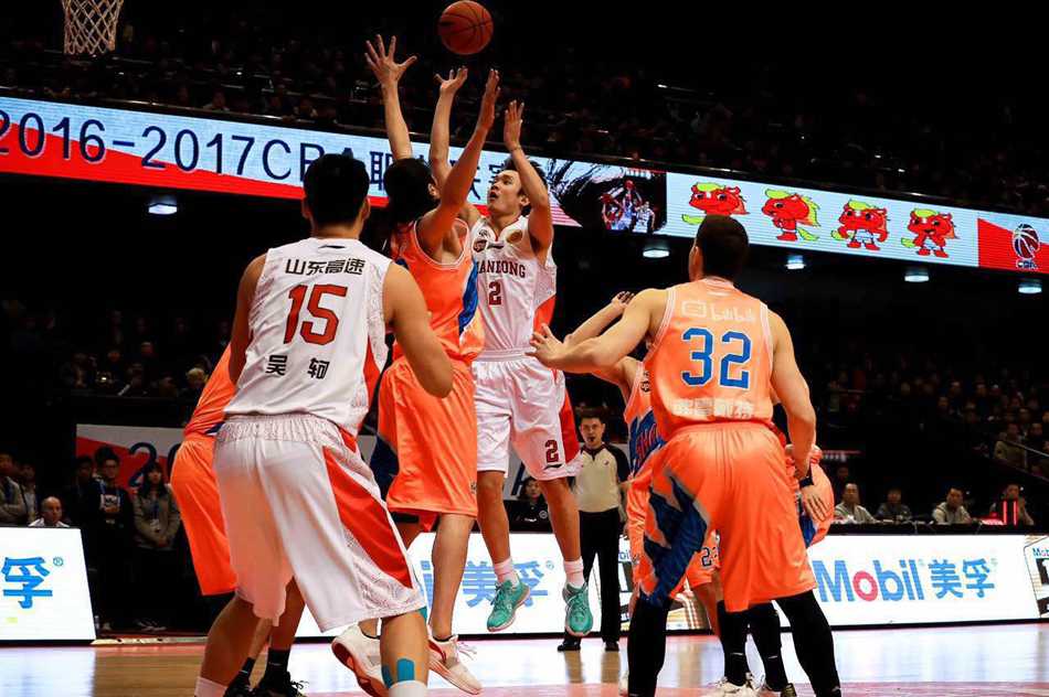 巅峰赛季回忆录:丁彦雨航与他的对手们书写CBA热血篇章 丁彦雨航眼神凌厉,持球如利刃出鞘般强行突破重围,防守者只能望其项背。