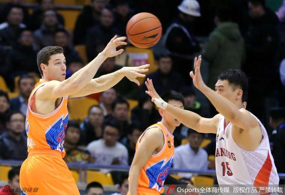 康宁汉姆高速控球推进犹如黑色闪电，孟达在侧翼伺机而动，这一刻仿佛时间都静止在进攻的瞬间。