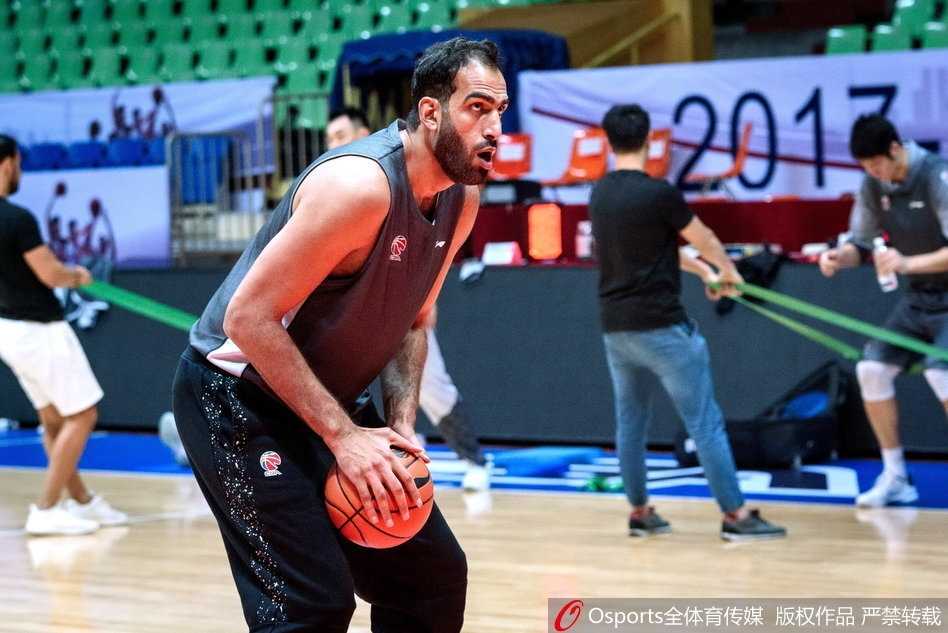 老将刘炜在训练场边独自进行腿部拉伸，神情坚毅，他正为了尽快重返赛场而全力以赴。