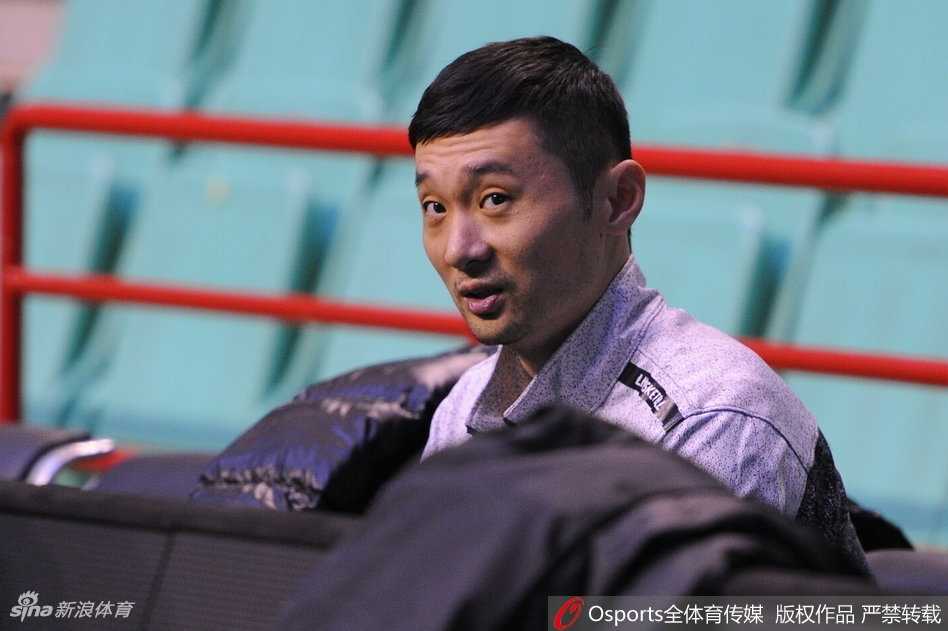 训练场上，老将陈晓东在内线卡位要球，他那坚毅的神情仿佛在诉说老兵的坚守，即便面对年轻力壮的后辈也寸土不让，用经验筑起球队的防线。