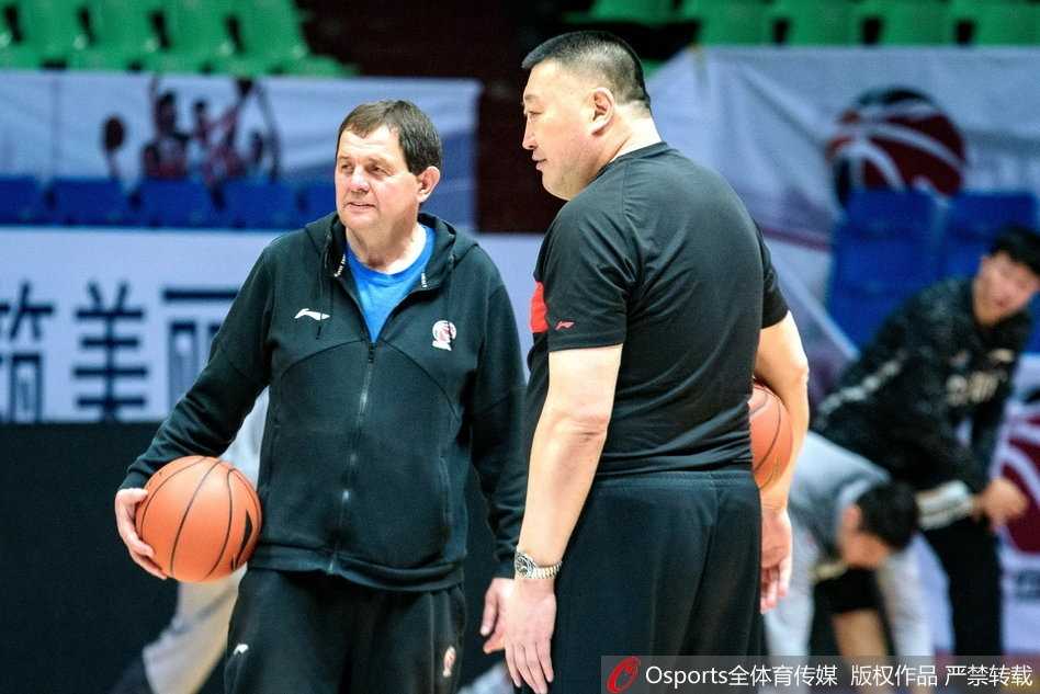 近距离特写吴楠的背部纹身，图案线条流畅细腻，与强壮的背部肌肉完美融合，如同篮球战术般精密而充满力量