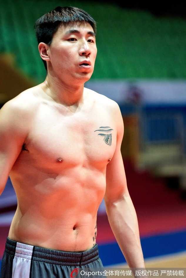 四川猛将吴楠赤裸上身训练，后背大面积彩色纹身在汗水浸润下显得格外醒目，彰显硬汉本色