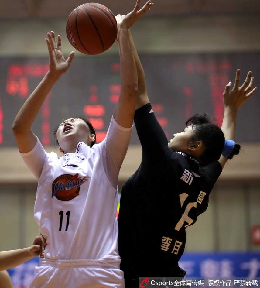 四川队后卫赵雪同面露无奈，她身背五次犯规被迫离场，此刻正坐在替补席上，用毛巾捂着脸庞，无法接受球队在末节突然崩盘的现实