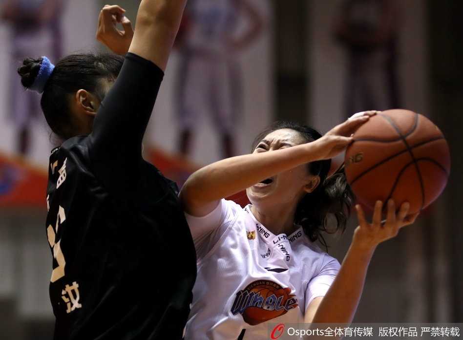广东队球员在首节手感火热，她面对四川队的防守跳投出手，篮球在空中划出一道美丽的弧线直坠篮网，瞬间点燃了客场作战球队的士气