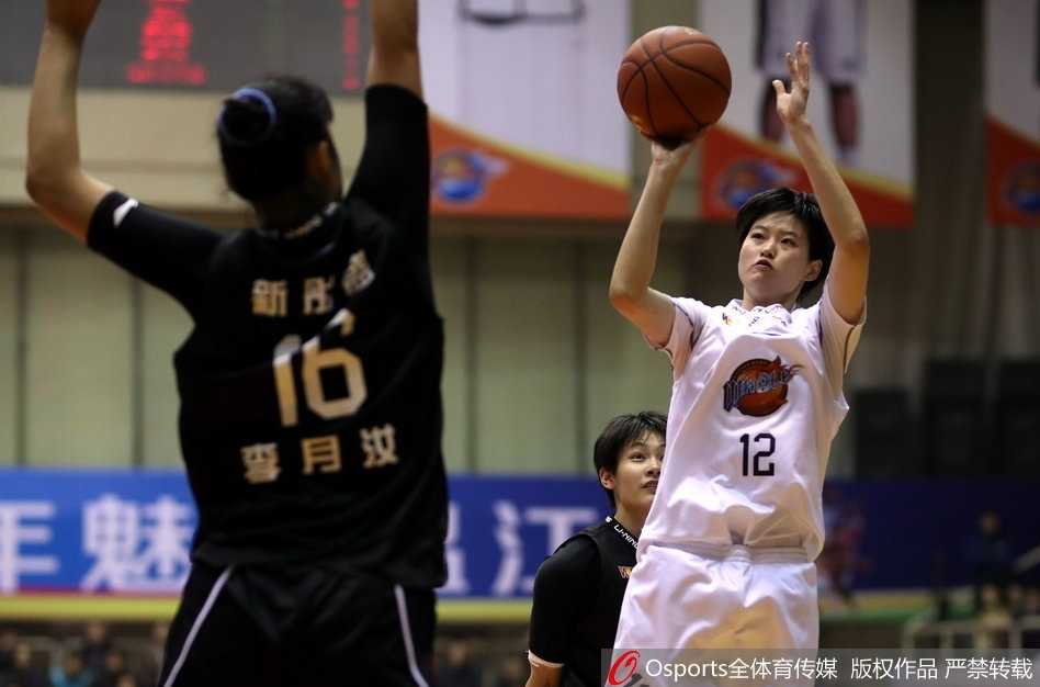 广东队球员李月汝在四川队内线高高跃起拼抢篮板，她利用身高优势力压对手，为球队的逆转奠定了坚实的基础