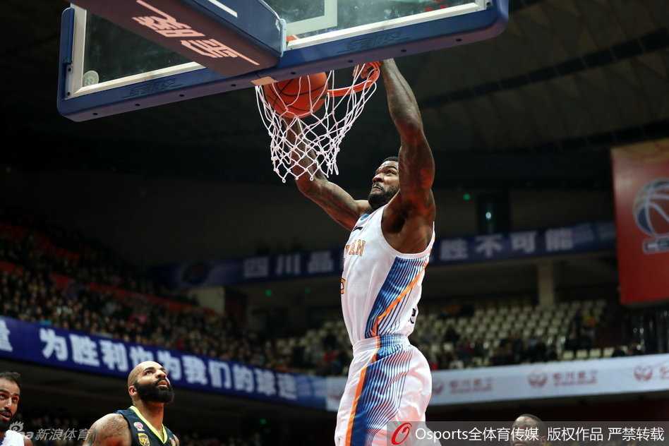 四川外援约什·史密斯高高跃起，试图在广东悍将朱芳雨的严密防守下强行突破，瞬间的爆发力点燃全场。