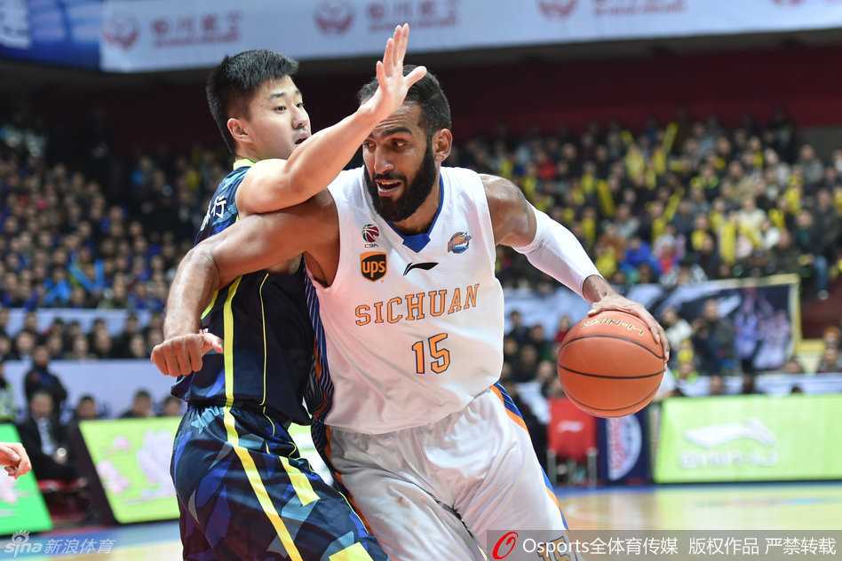 广东队任骏飞在边线持球，面对四川队的防守，他冷静地观察场上局势，寻找将球传给队友的最佳时机。