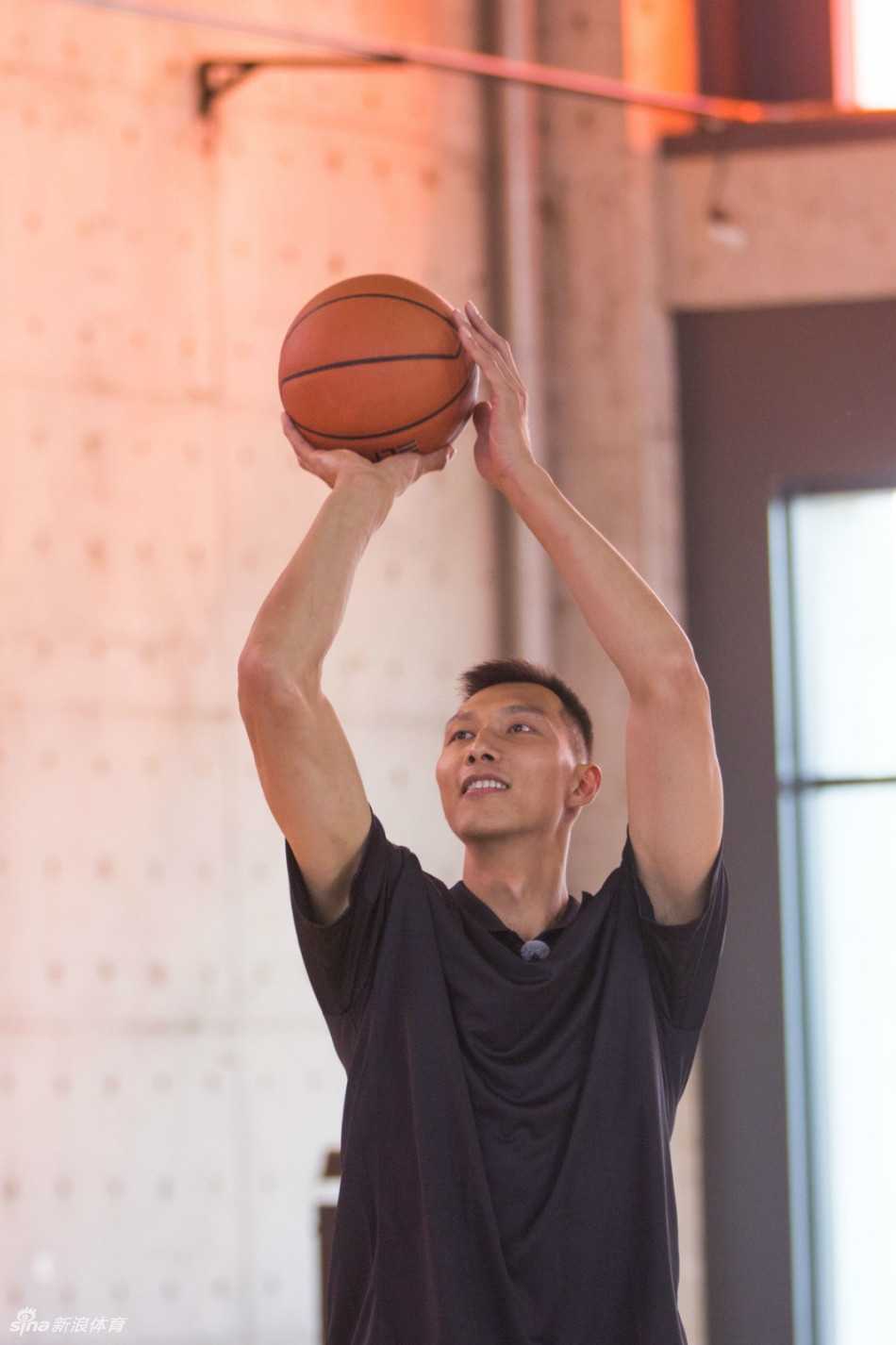 陈妍希手拿阿联的巨大球鞋挡在脸旁，球鞋尺寸竟然比她的脸蛋还要大一圈